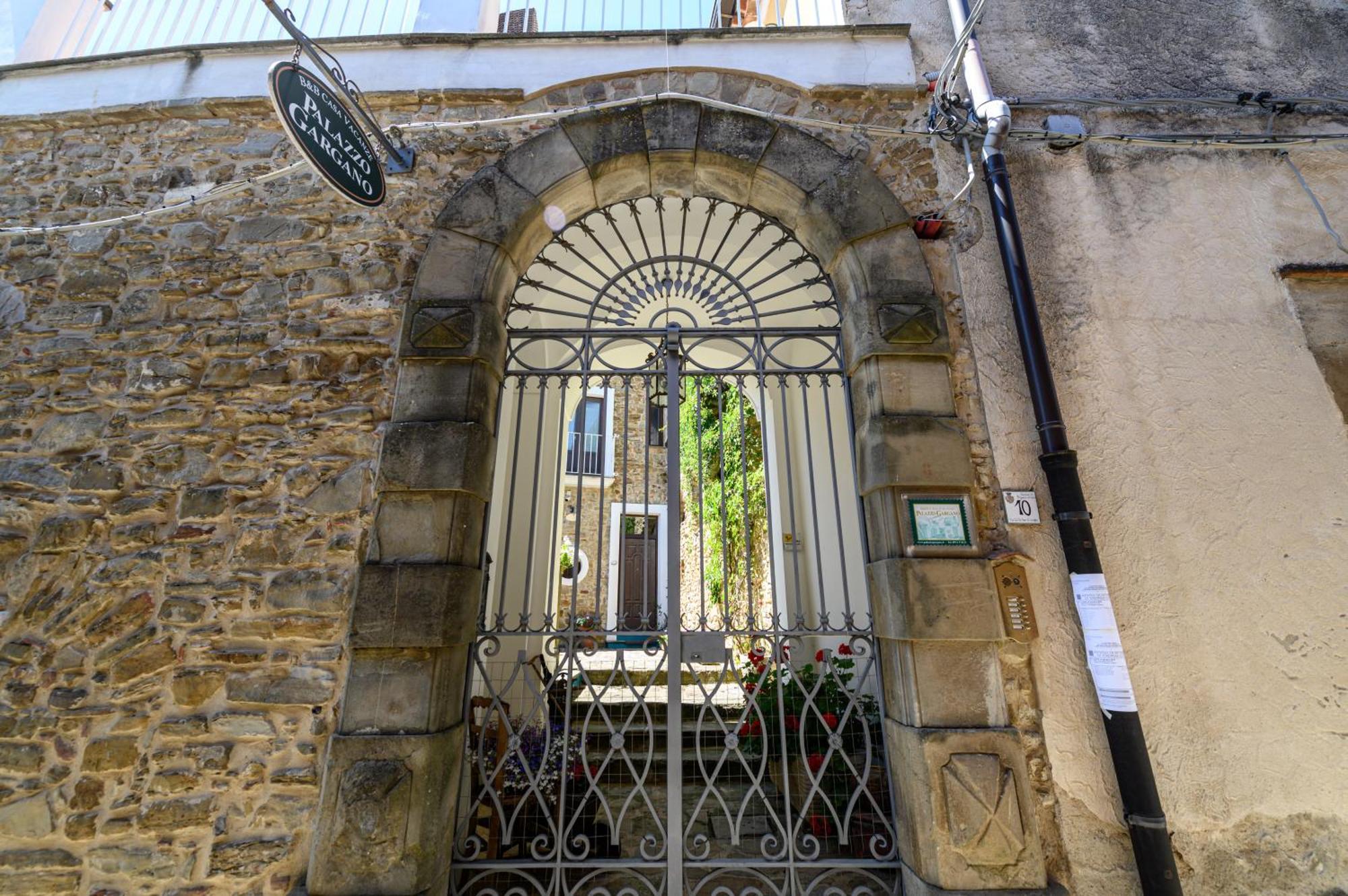 Отель Palazzo Gargano Prignano Cilento Экстерьер фото